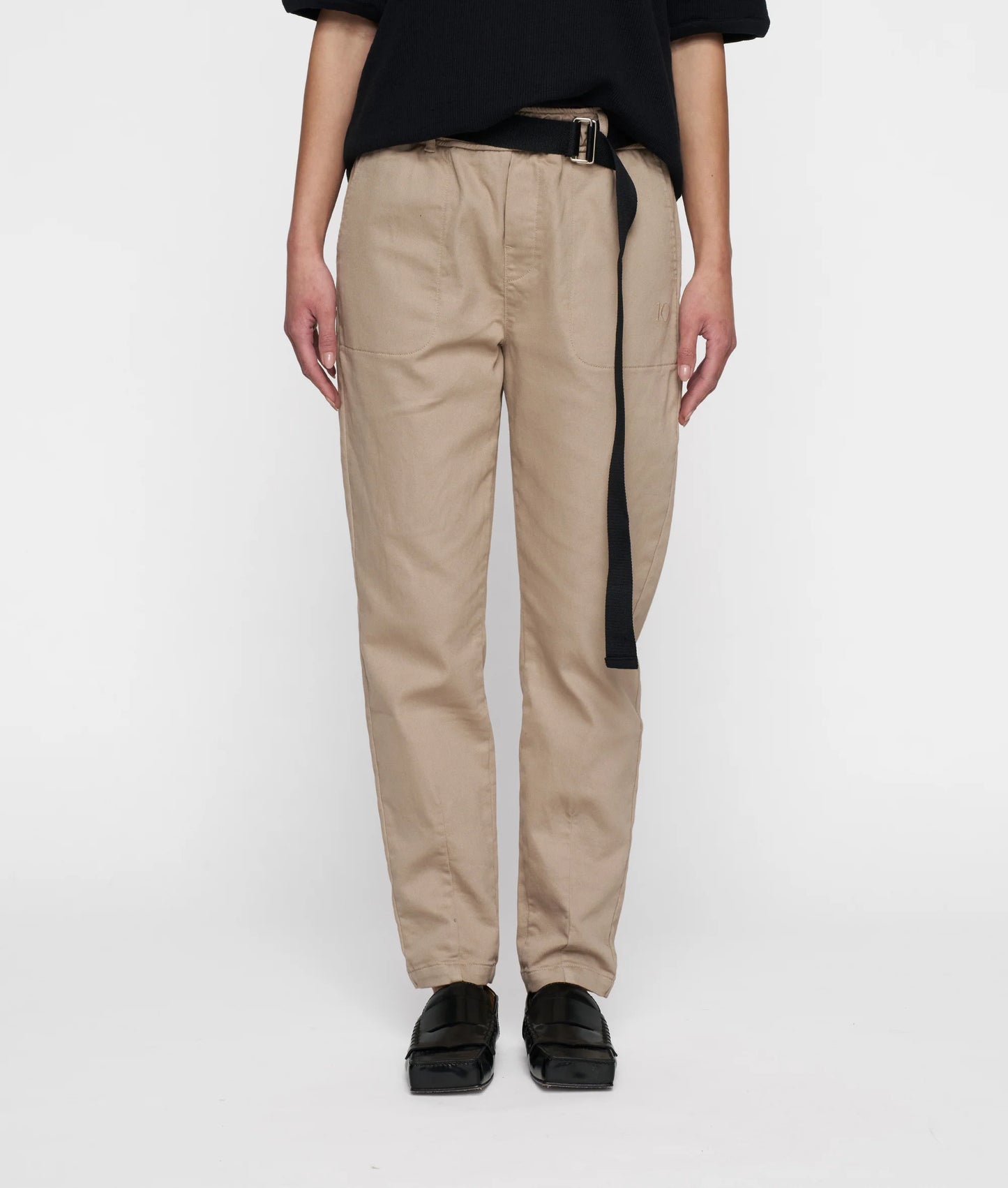 PANTALONES CON CINTURÓN