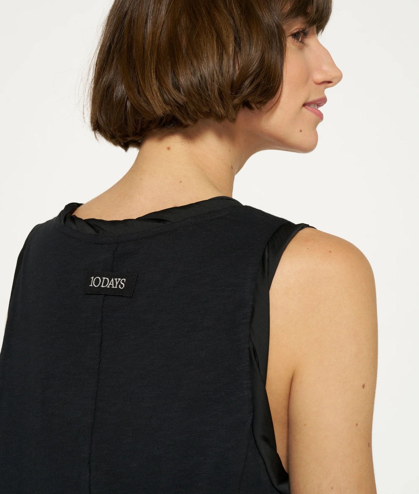 CAMISETA FLAMEADA CON CUELLO EN V