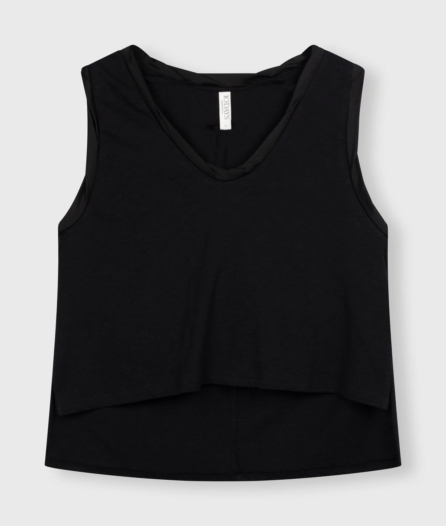 CAMISETA FLAMEADA CON CUELLO EN V
