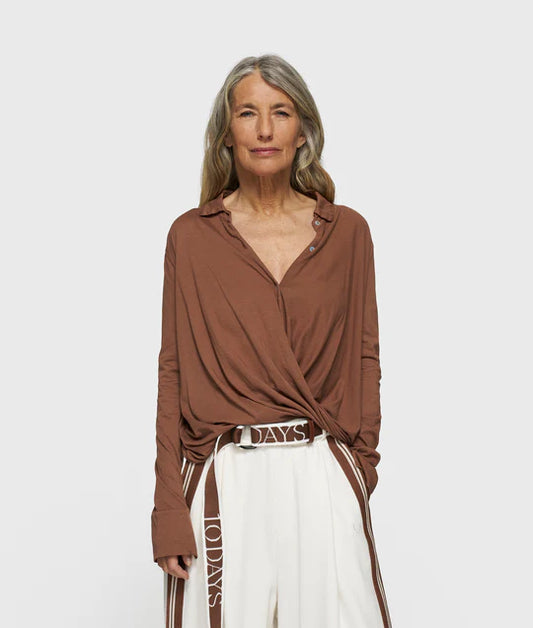 BLUSA cruzada truffle