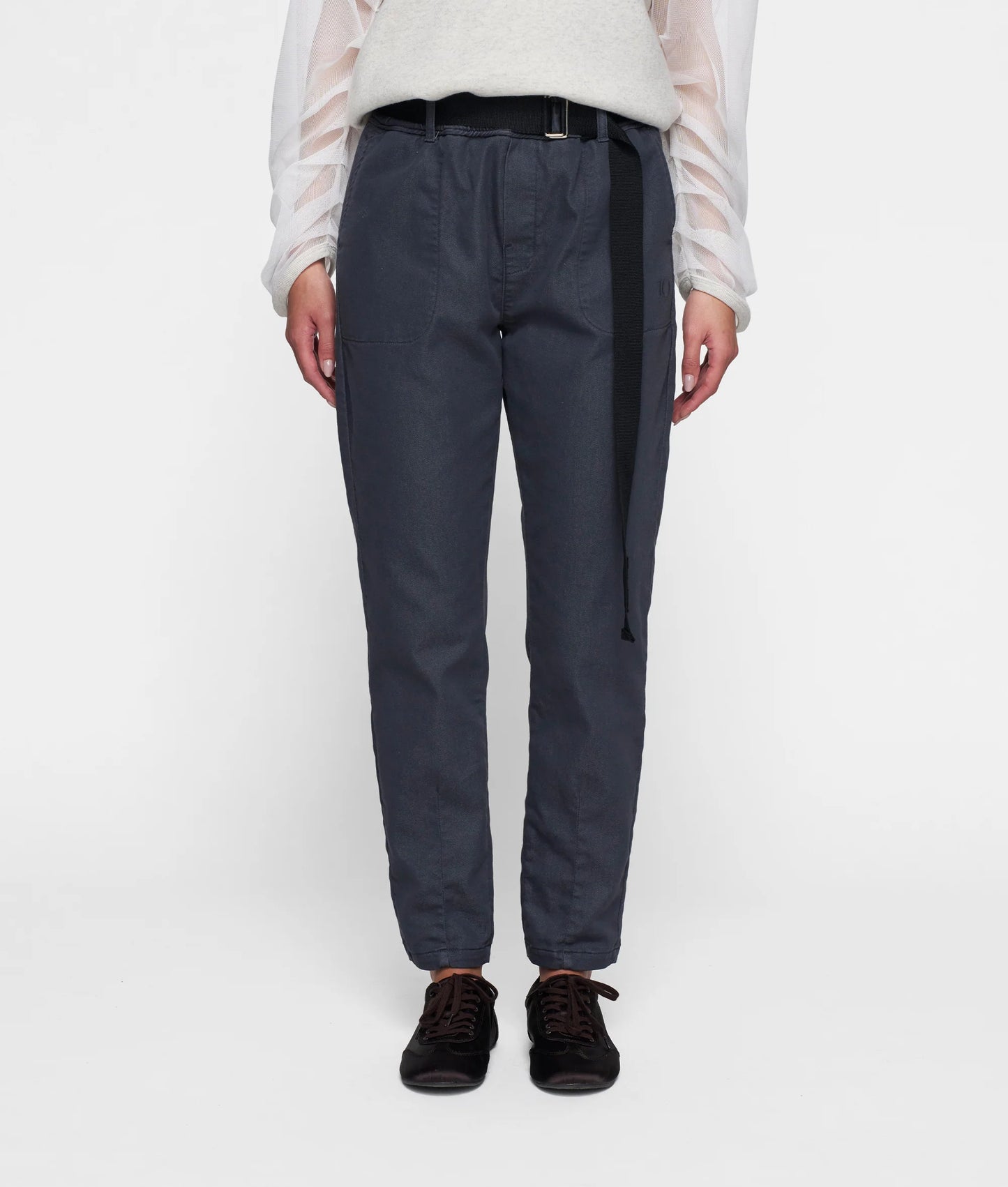 PANTALONES CON CINTURÓN