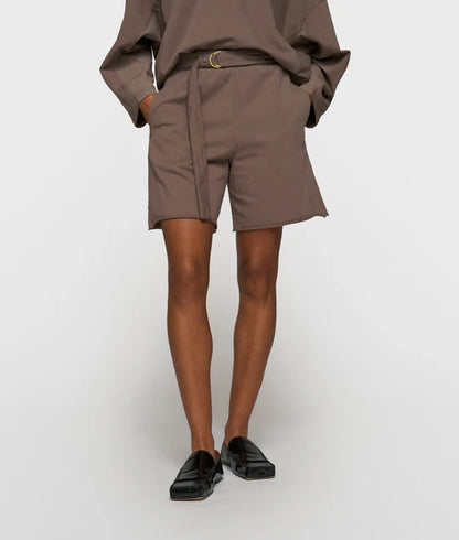PANTALONES cortos con cinturón
