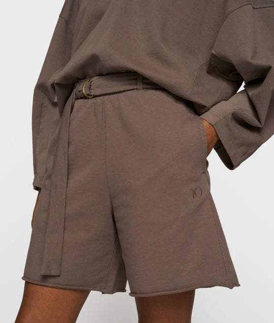 PANTALONES cortos con cinturón