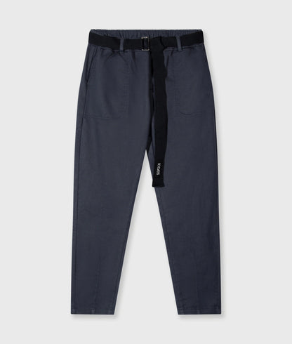 PANTALONES CON CINTURÓN