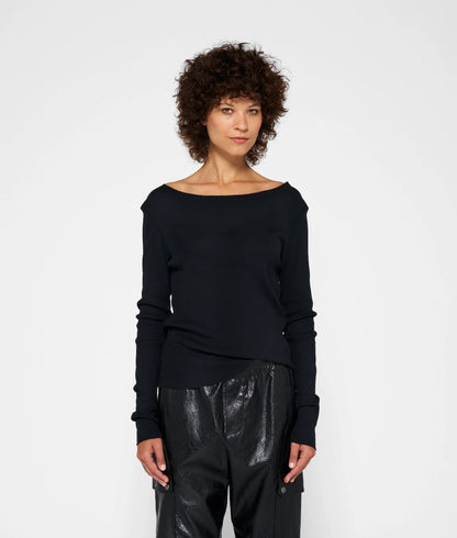 CAMISETA CUELLO BARCO negra