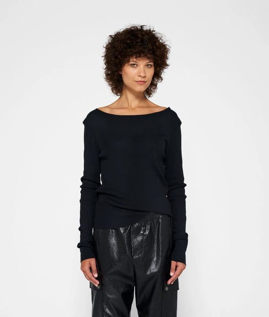 CAMISETA CUELLO BARCO negra