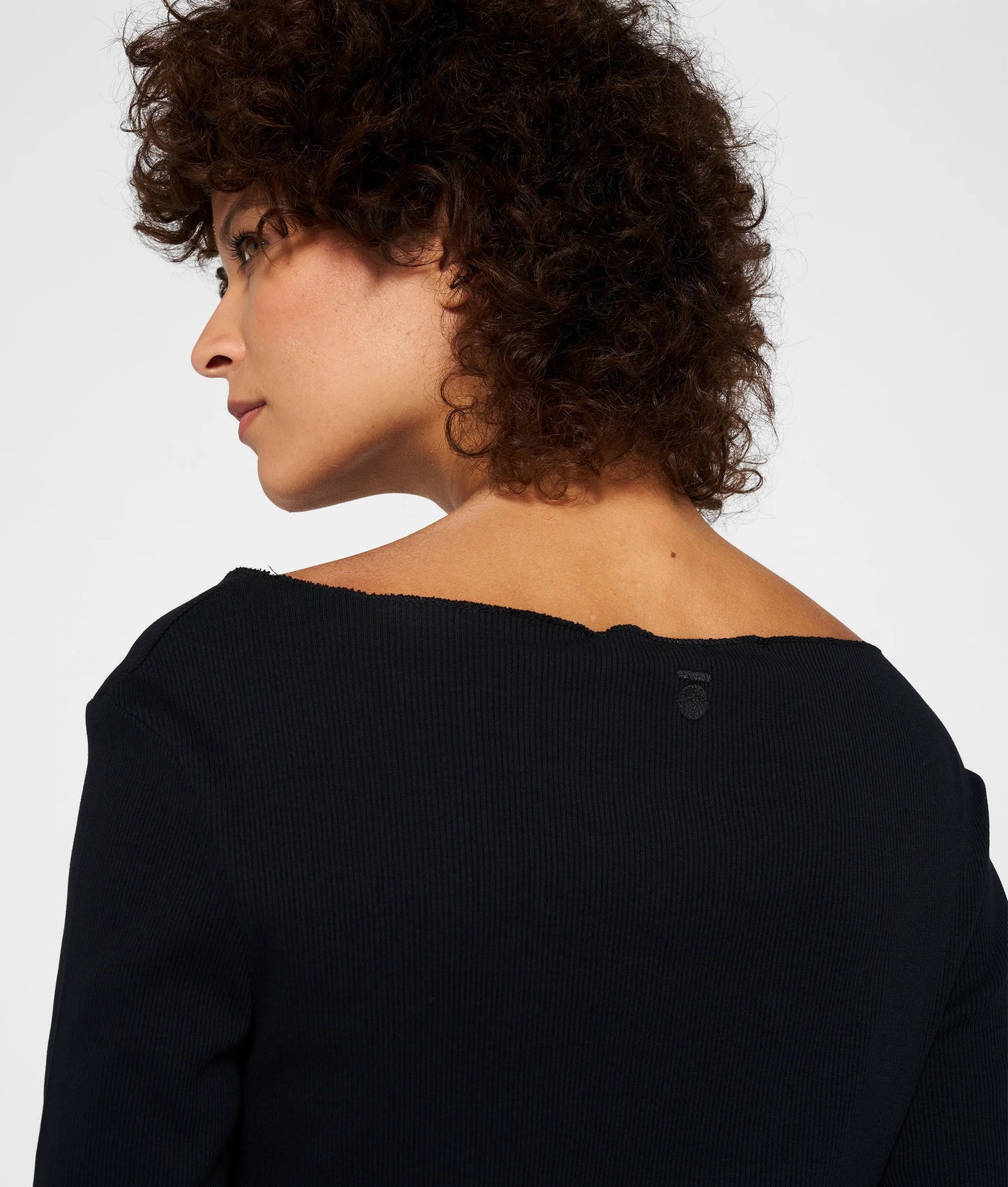 CAMISETA CUELLO BARCO negra