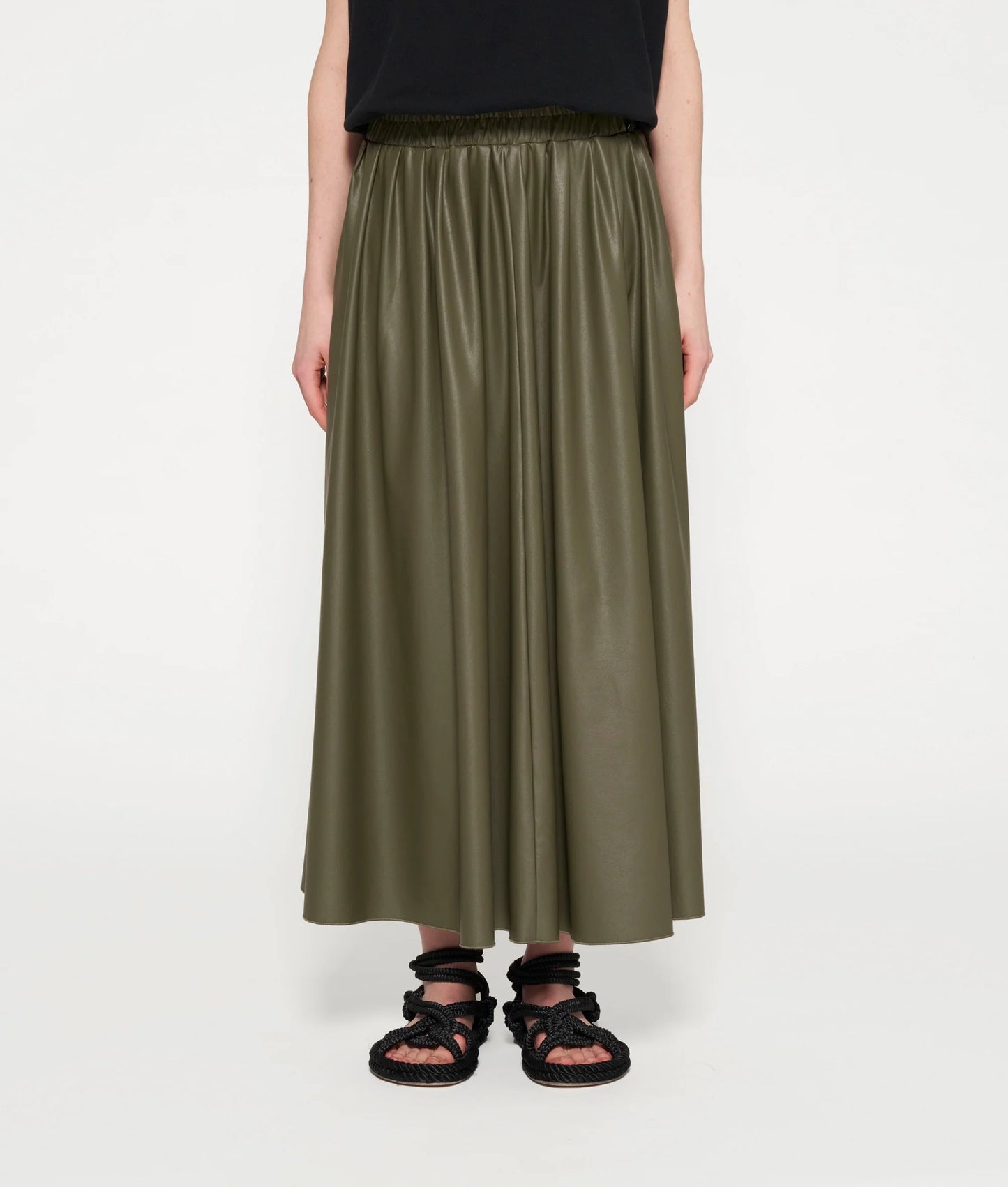 FALDA PLISADA EFECTO CUERO